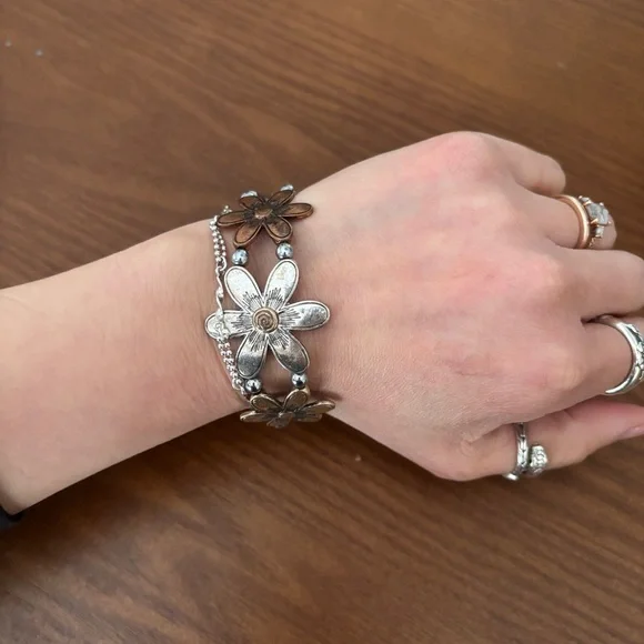 Daisy magnetic cuff bracelet - Picture 1 of 3